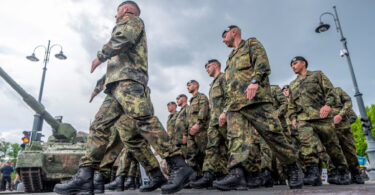 Bundeswehrsoldaten sind Teil des öffentlichen Dienstes und warten auf die Besoldung