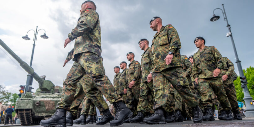 Bundeswehrsoldaten sind Teil des öffentlichen Dienstes und warten auf die Besoldung