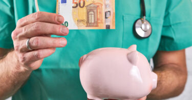 Gehalt und Geld im öffentlichen Dienst 2025: Auch in der Pflege geht es um mehr Gehalt