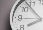 Eine Uhr tickt.